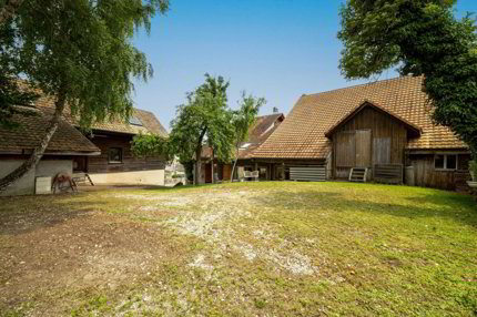 Corps de ferme de 820 m² comprenant 3 appartements et 2 granges partiellement rénovées, à 8 km d'Avenches et à 25 km de Neuchâtel et Fribourg. 1/5