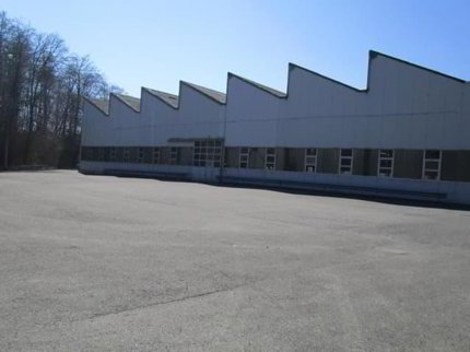 Halle industrielle avec bureaux administratifs et terrain constructible 1/3