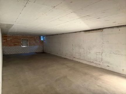 grosszügiger Keller/Lagerraum mit drei Räumen, total 125 m2 1/3
