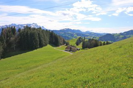 Drei attraktive Baulandparzellen an sonnigem Südhang mit herrlicher Aussicht! 1/5
