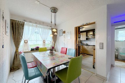 Helle 4.5-Zimmer-Wohnung mit Balkon und Sitzplatz 1/5