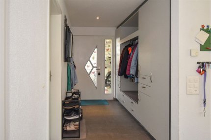 5½ Zimmer Einfamilienhaus; zeitgemäss und attraktiv; mit Wärmepumpe und PV Anlage. 1/5