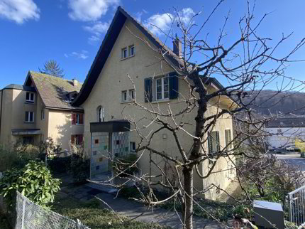 Einfamilienhaus mit Sitzplätzen, Balkon, Garage 1/5