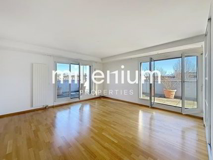 Appartement en attique traversant sans vis à vis avec terrasse 1/5