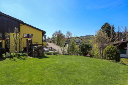 Familienfreundliches Doppeleinfamilienhaus mit idyllischem Garten 1/5