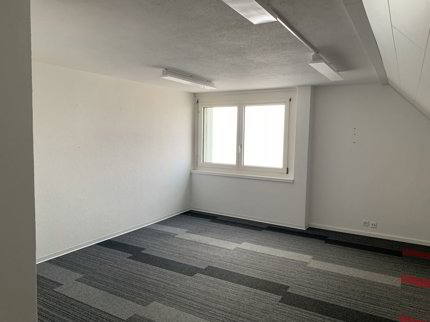 Surface commerciale à louer au centre de Saignelégier 1/3