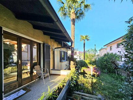 Casa con giardino, garage e ampi spazi cantina da ristrutturare 1/5