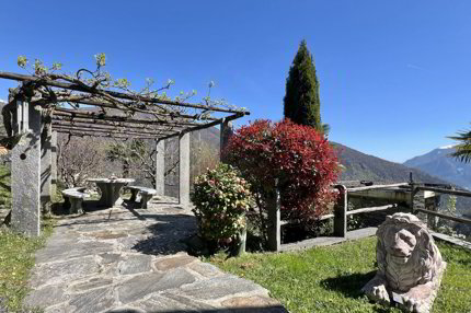 Schönes Einfamilienhaus in herrlicher Sonnenlage mit grossem Garten, eigenem Weinberg und Lift 1/5