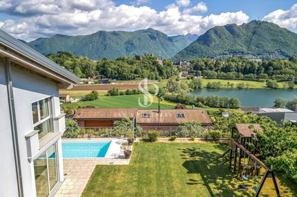 Villa con vista lago e piscina 1/5