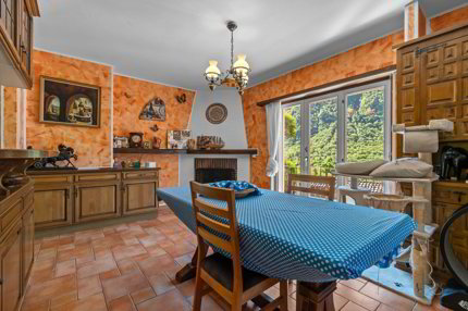 Prestigiosa villa bifamiliare con piscina, grottino, dépendance e garage con officina 1/5