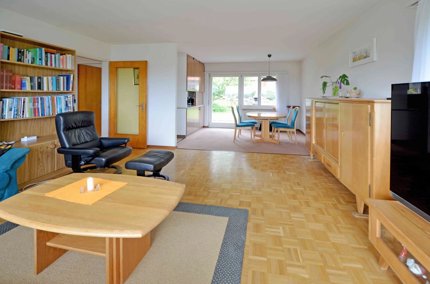 Einfamilienhaus mit Einliegerwohnung und viel Umschwung 1/5