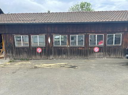 Grosses Lager mit ca. 3 Meter Raumhöhe und 2 Aussenparkplätzen 1/1