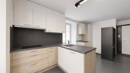 Bel appartement de 4 pièces au rez-de-chaussée supérieur avec poêle... 1/5