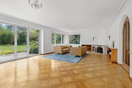 Freistehende 8-Zimmer Villa mit grosszügigem Garten 1/5