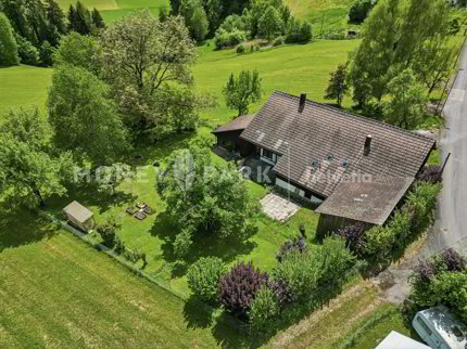 9.5-Zimmer-Landhaus mit Scheunen, grosszügigem Garten und viel Potenzial 1/5