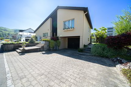 Wohnen mit Feriengefühl: Einfamilienhaus mit Pool und Wintergarten 1/5