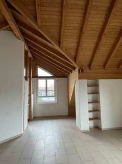 Teilsanierte und charmante Dachwohnung mit Balkon und Weitsicht 1/5