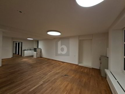 VIELSEITIG EINSETZBAR AN TOP LAGE 1/5
