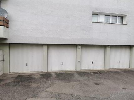 Garage in Binningen zu vermieten! 1/3