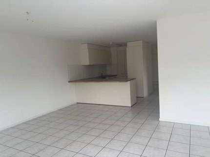 Appartement entièrement rénové et ensoleillé de 4,5 pièces avec balcon 1/5