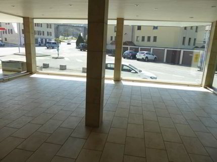 Lumineux et spacieux local commercial au rez-de-chaussée 1/5