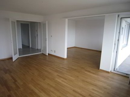 Charmante 3.5-Zimmer-Dachwohnung mit Panoramablick in Biel 1/5