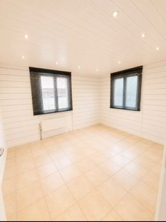 120 m² sur 2 niveaux avec mezzanine et places de parc 1/5