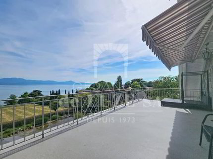 Situation premium : Villa avec vue lac, piscine naturelle et vaste... 1/5