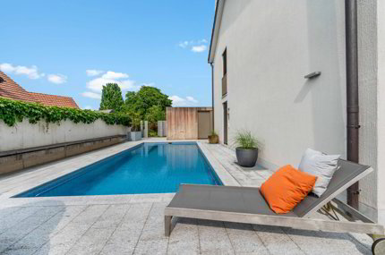 Luxuriöse 6.5-Zimmer-Villa mit herrlichem Garten, Poolanlage und Koi-Teich 1/5