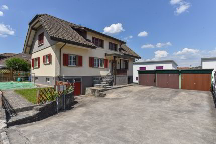 Gepflegtes Zweifamilienhaus mit vielen Parkplätzen an bevorzugter Lage 1/5