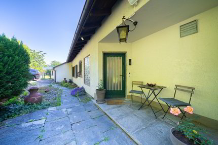 Grosszügiges Zweifamilienhaus mit Gartenparadies und Potenzial 1/5