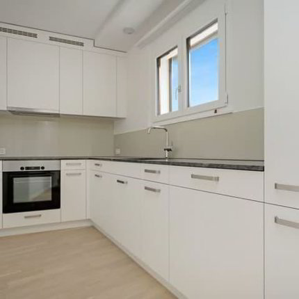 Schöne 2.5-ZW mit 2 Balkone im Zentrum von Biel 1/5