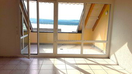 Ein Rückzugsort mit Charme und umwerfender Panoramasicht: 3.5-Zimmer-Dachwohnung in Vallamand 1/5