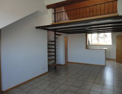 Charmant appartement de 2 pièces en attique avec mezzanine 1/5