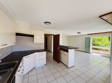 Appartement de 5.5 pièces avec vaste terrasse dans un cadre verdoyant 1/5