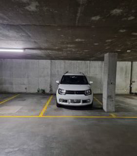 Parkplatz an zentraler Lage in der Einstellhalle LaPoste in Visp 1/1