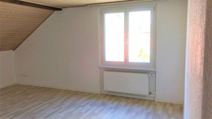 Grosszügige 2.5 Zi-Dachwohnung zu vermieten 1/5