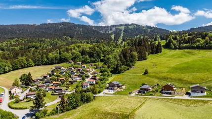 Terrain suspendu entre lac et montagnes, avec permis de construire en 1/5
