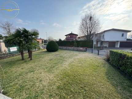 AMPIA VILLA DI 8 LOCALI CON GIARDINO PRIVATO A COLDRERIO 1/5