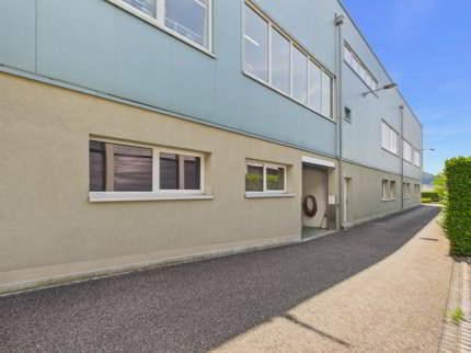 Attraktive Gewerbefläche mit Nasszone und Parkplatz / Strom & Wasser inklusive 1/5