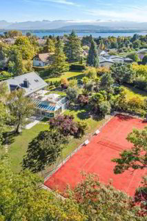 Propriété d'exception avec terrain de tennis et piscine intérieure 1/1
