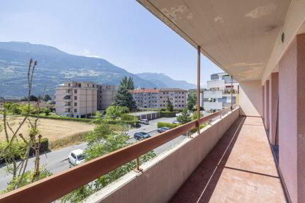 Lumineux appartement de 3,5 pièces rénové, offrant une surface brute de 79 m² 1/5