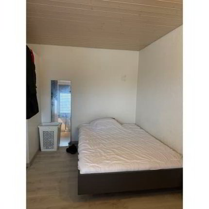 Zentrale und zweckmäßige 1-Zimmerwohnung in Brügg 1/3