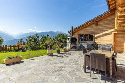 Superbe chalet avec terrasse et vue dégagée 1/5