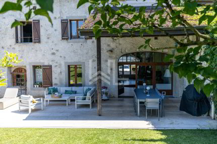 Maison with 12 rooms on sale in Gland - 450 m² 1/5