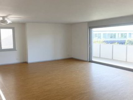 Moderne 2.5-Zimmer-Wohnung mit Balkon und Aussicht 1/5