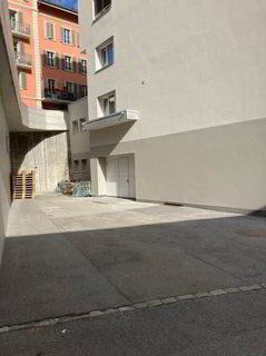 Dépôt situé en plein coeur de Fribourg, facilement accessible 1/3