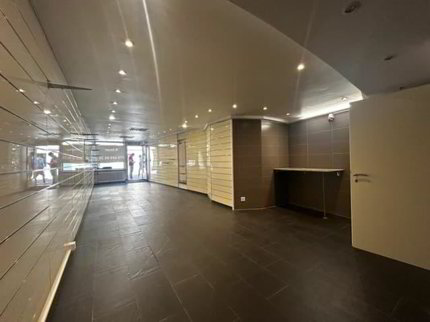 Magnifique local commercial de 75m2 avec vitrine au coeur de Villeneuve 1/5