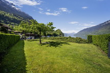 LAKESIDE LIVING 4,5 Zimmer Gartenwohnung in Iseltwald 1/5
