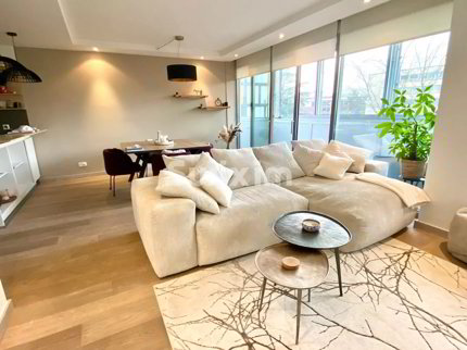 Beautiful Renovated Apartment with Unobstructed View 1/5